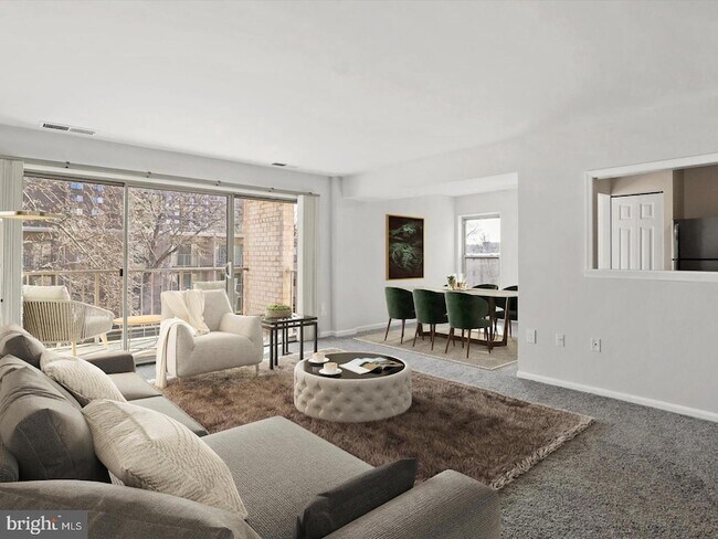 Building Photo - 33 Canterbury Square