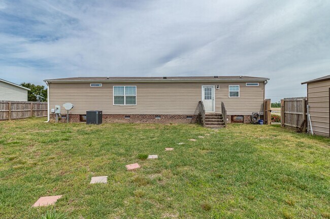 Building Photo - WELCOME HOME! 3 BR | 2 BA Home in Pikevill...