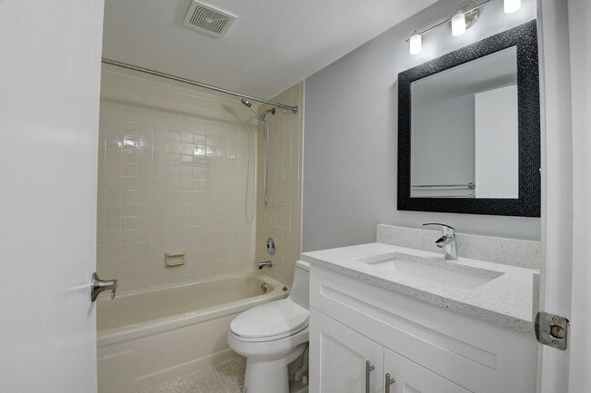Building Photo - 14747 Cumberland Dr