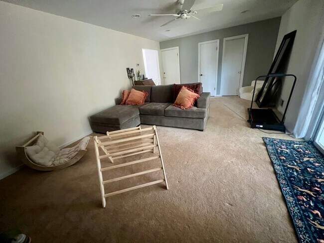 Building Photo - Spacious Well Maintained 3 Bedroom 2.5-Bat...