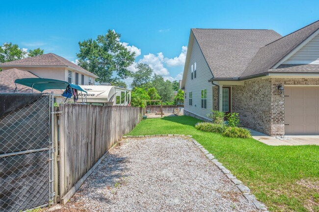 Building Photo - Modern 4-Bedroom Home with Designer Touches in the Heart of Niceville