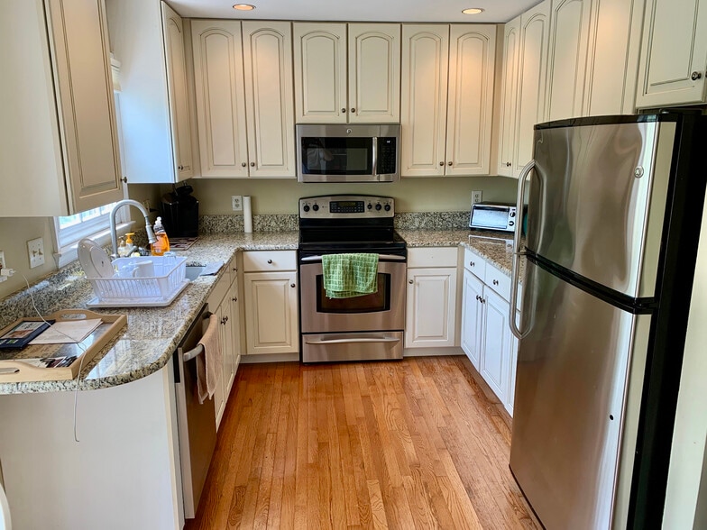 Building Photo - 1902 N Daniel St