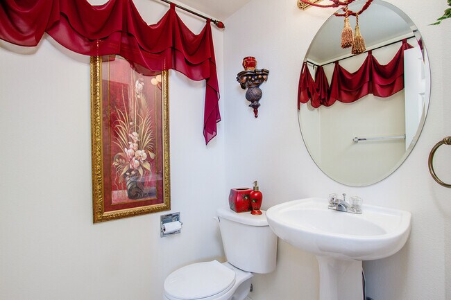 Building Photo - Impeccable 5 Bedroom Home with Mountain Views