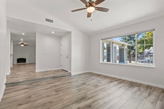 Building Photo - HALF OFF ONE MONTH RENT IF APPROVED AND MOVED IN BY 4/8