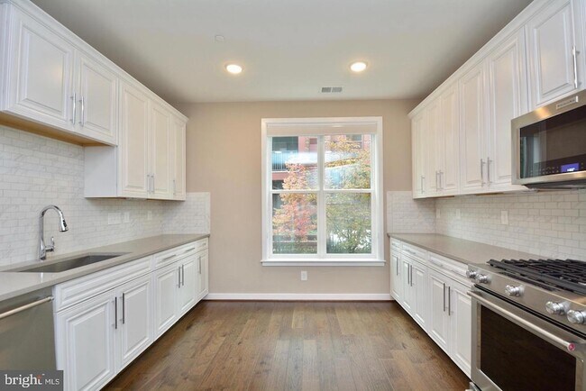 Building Photo - 3989 Norton Pl