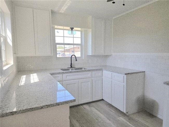Building Photo - 1367 Normandy Dr