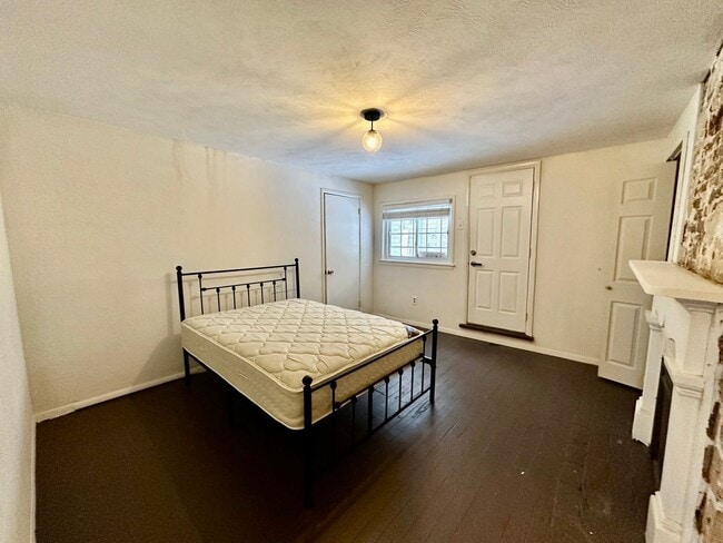 Building Photo - 3016 Mary St