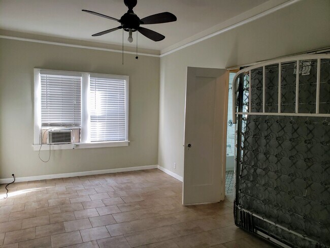 Building Photo - 723 E 3rd St