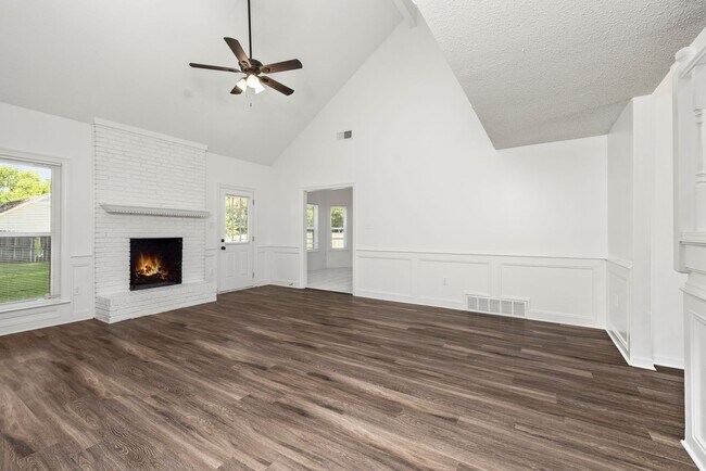 Building Photo - 3 Bedroom, 2 bath with a bonus room near B...