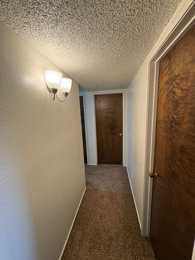Building Photo - SW Visalia Home Available Now!