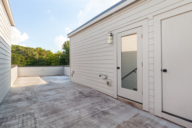 Building Photo - Beautiful 2bd/2.5ba Contemporary Townhome ...