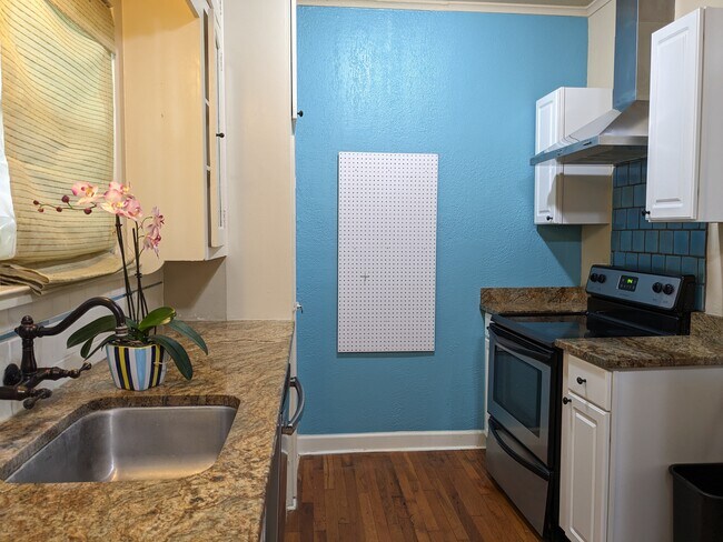 Kitchen - 510 W Gramercy Pl