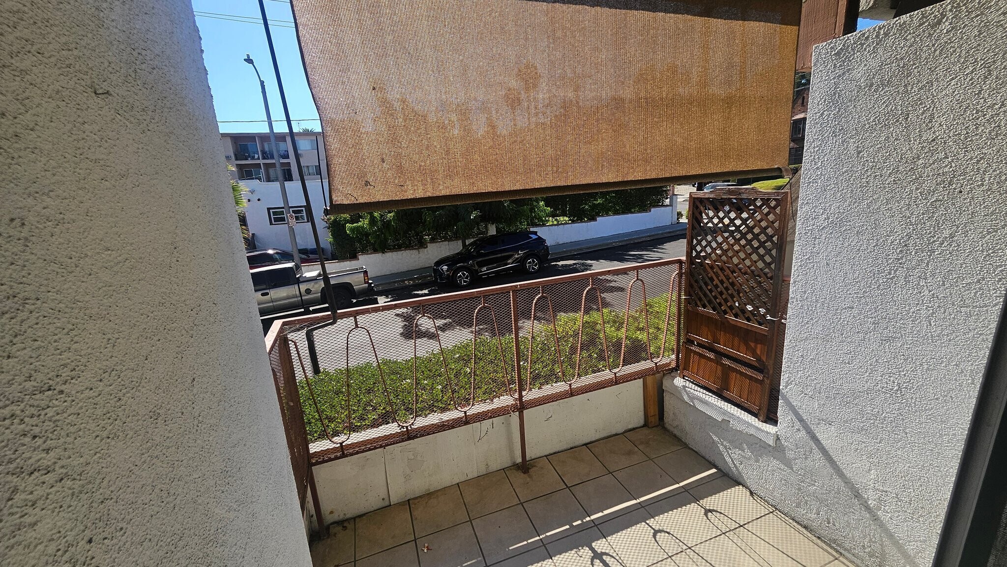 Building Photo - 1860 N Mariposa Ave