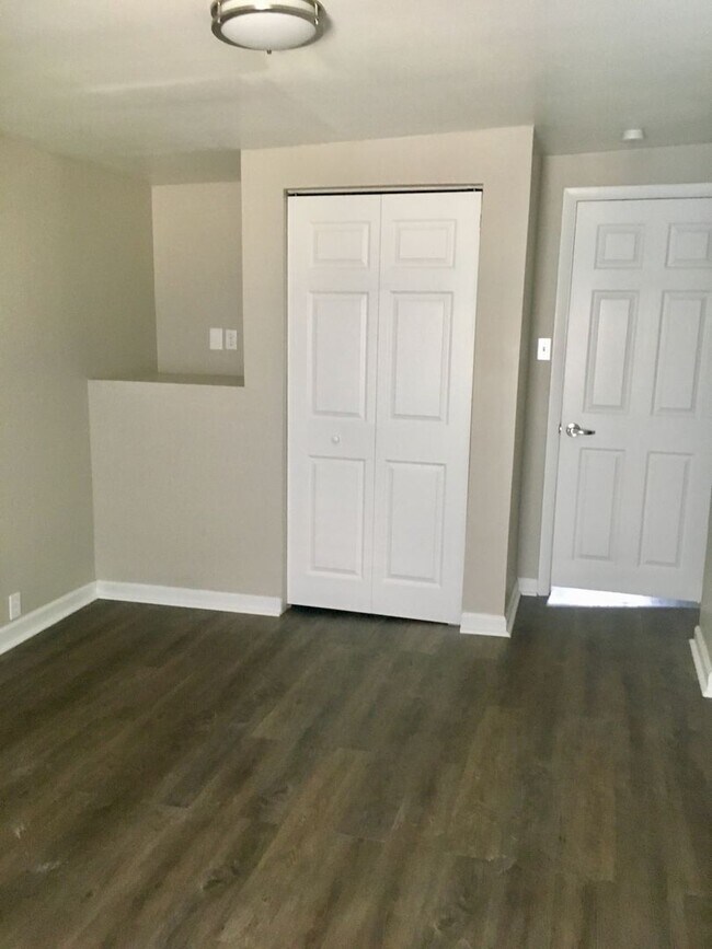 Building Photo - *** Duplex Style Apartment * Pet Friendly * Renovated * Available Now * Granite Counters * Stainl...