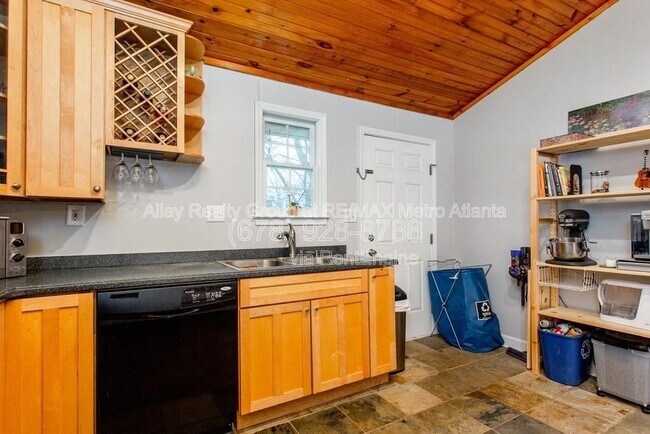 Building Photo - 217 Adair St