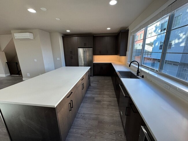 Building Photo - 4Bd/3.25Ba Kirkland Townhouse