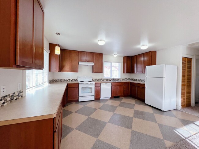 Building Photo - 3-Bedroom Duplex Just Blocks from WWU