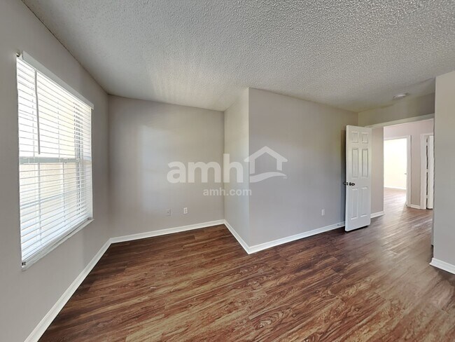 Building Photo - 1921 Knollcrest Dr