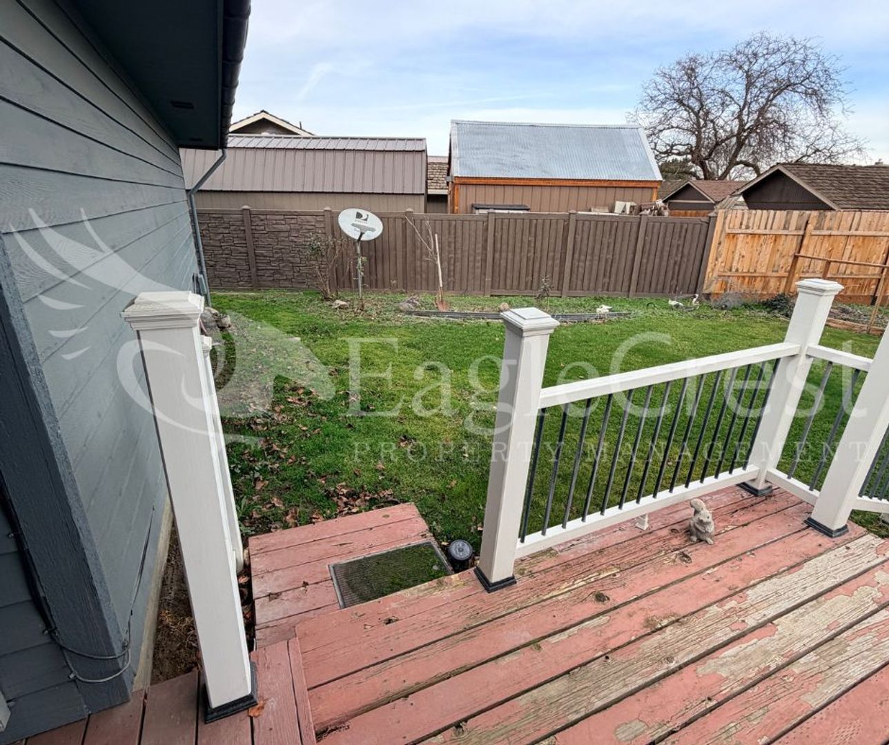 Building Photo - Thoughtfully Designed 3 Bedroom 2 bathroom Home with Open Kitchen and Private Deck