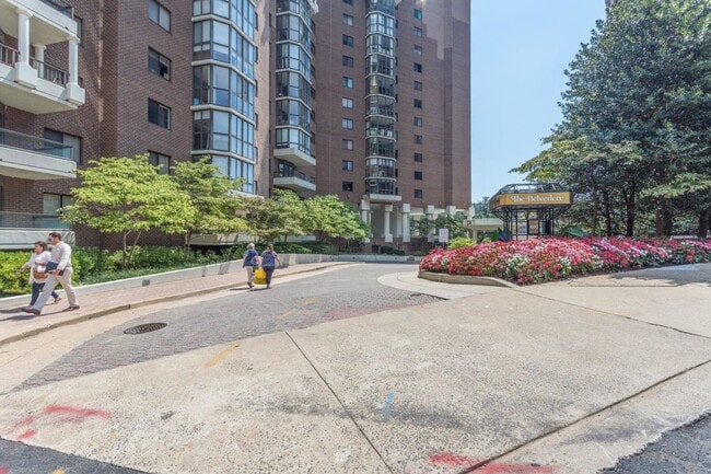 Building Photo - 1600 N Oak St