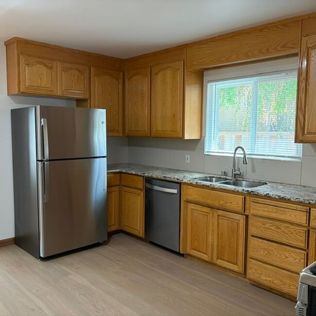 Building Photo - 430 S Bayview Ave