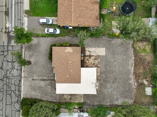 Building Photo - Price reduced. College students welcome in this 4 bedroom home!