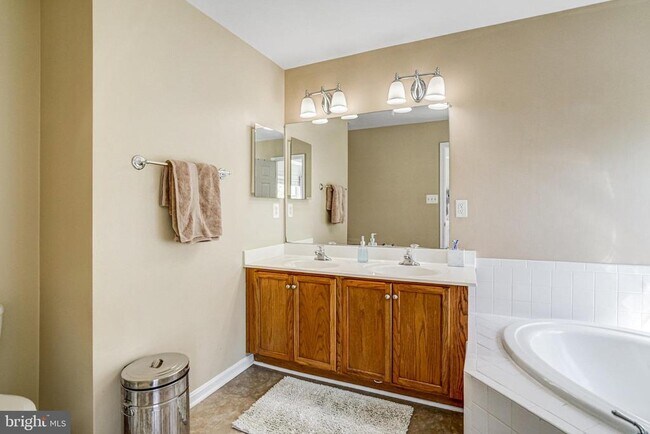 Building Photo - 8535 Wyngate Manor Ct