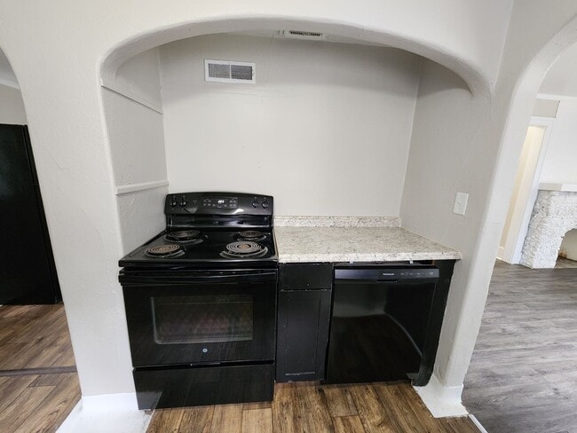 Building Photo - Spacious 2-Bedroom, 1-Bathroom Home AVAILA...