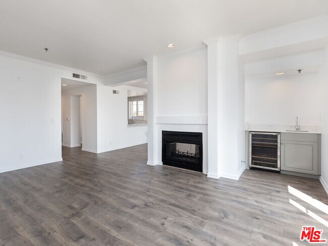 Building Photo - 230 S Hamilton Dr