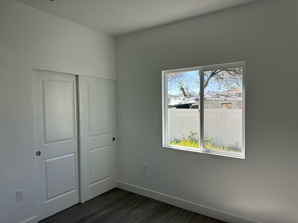 Building Photo - 1542 W Virginia St