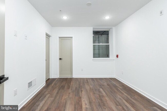 Building Photo - 608 S American St