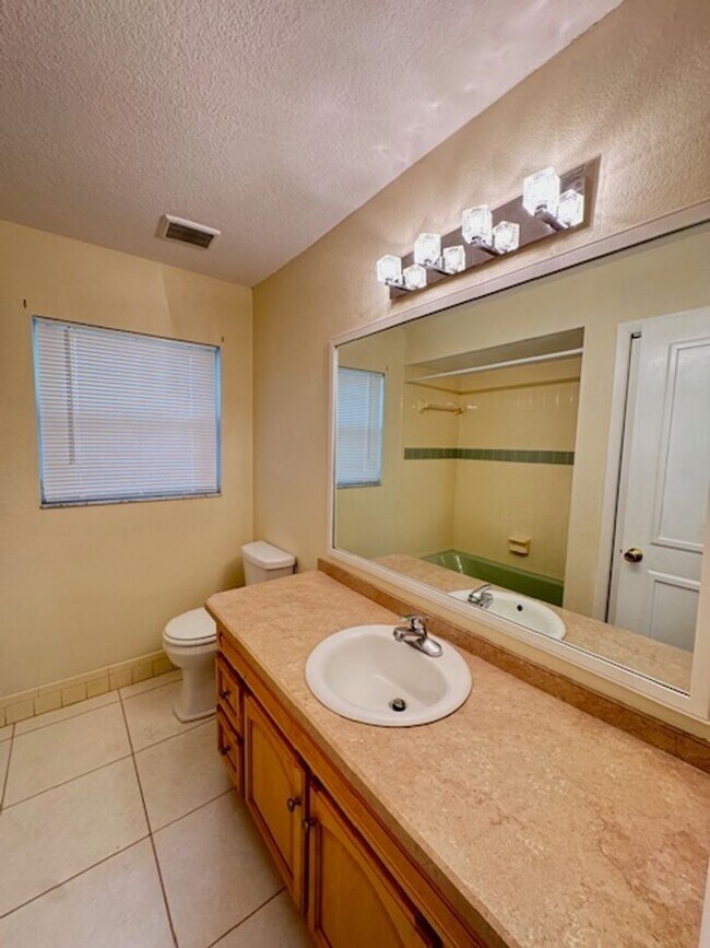 Building Photo - Charming 3/2 with Modern Updates