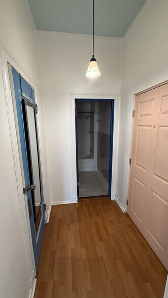 Building Photo - 3109 W 6th St