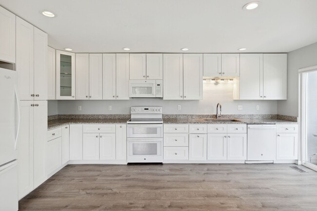 Building Photo - Beautifully Renovated 3bed / 2bath in PRIM...