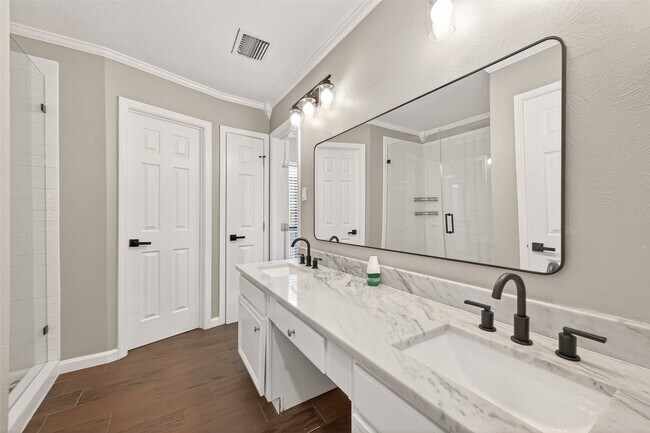 Building Photo - 1720 Old Creek Dr