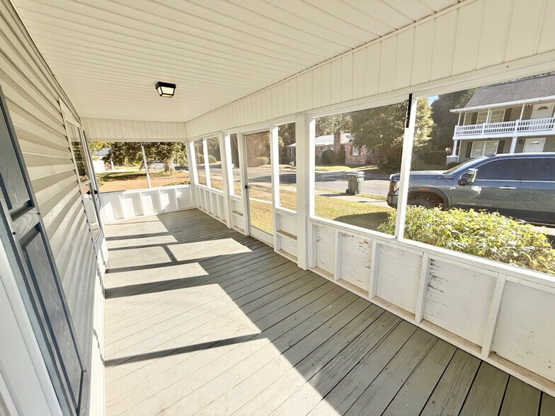 Building Photo - 118 S Tillman St