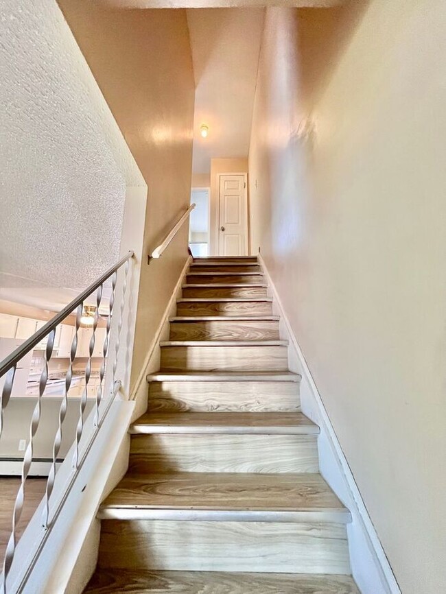 Building Photo - Beautiful 2 Bedroom Town Home!