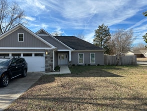 Building Photo - 1100 Kinsey Dr SE