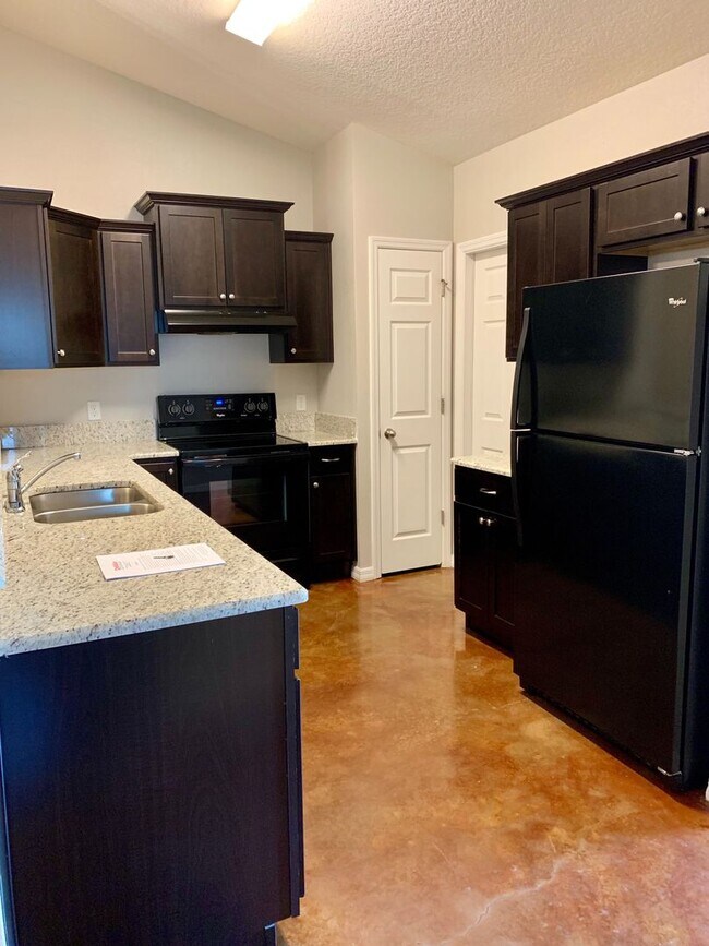 Building Photo - MOVE IN SPECIAL- 2/2 Duplex  in St. Cloud Close to Lakefront