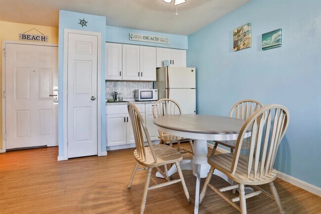 Building Photo - Hampton, NH2