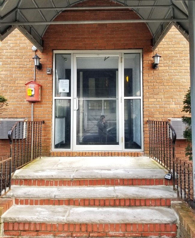 Building Photo - 2bed1ba, Newly remodeled condo on 1st floor. On bus line.