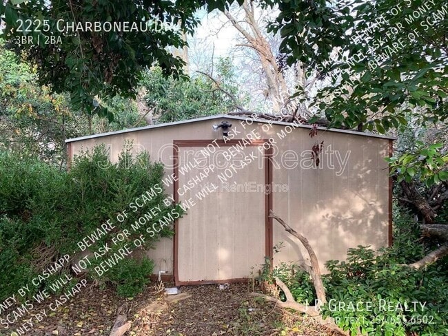 Building Photo - 2225 Charboneau Dr