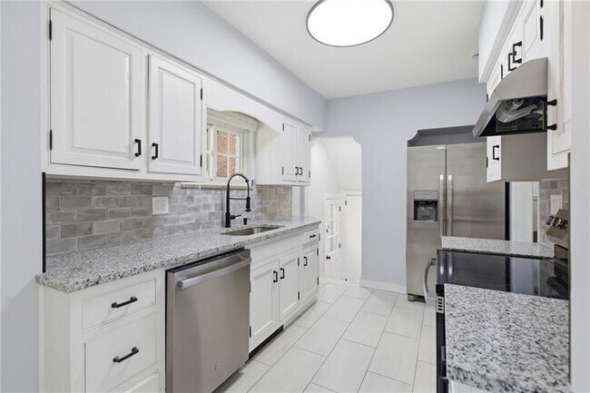 Building Photo - 3891 Beechwood Blvd