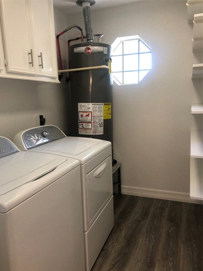 Building Photo - 135 Lakeside Dr