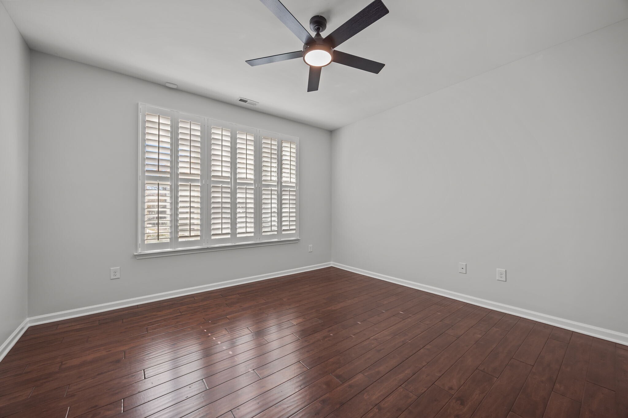 MAIN FLOOR BEDROOM FEATURES FULL BATH - 1319 Rodessa Run
