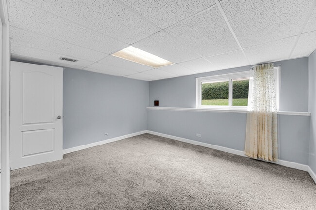 Building Photo - 12 W Beech Dr