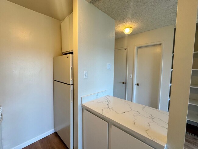 Building Photo - Studio Condo Available at Watergate Complex in Emeryville!