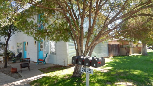 Building Photo - 2025 S Granada Dr