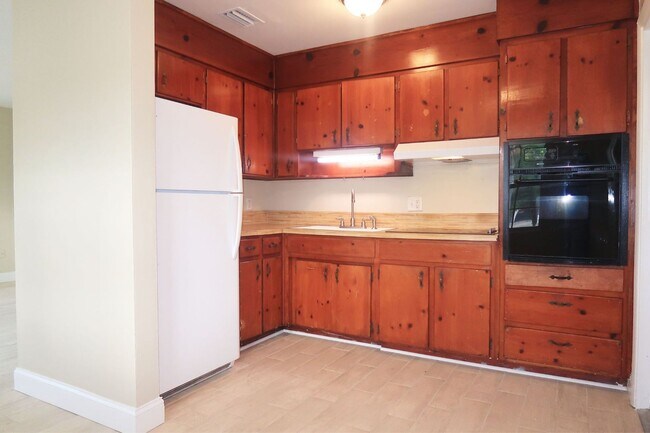 Building Photo - 1/2 OFF 3 Bedroom, 1 Bathroom Home for Ren...