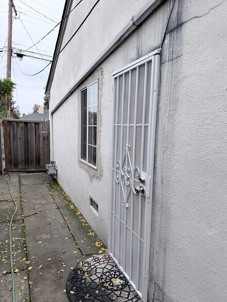 Building Photo - 839 7th Ave